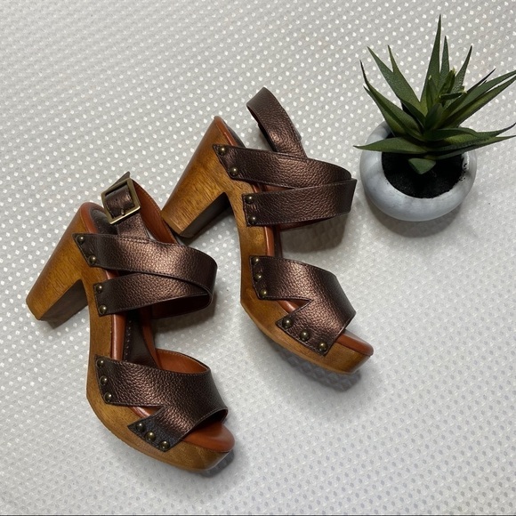 JOHNSTON & MURPHY - Metallic Bronze Platform Heels - Picture 6 of 6